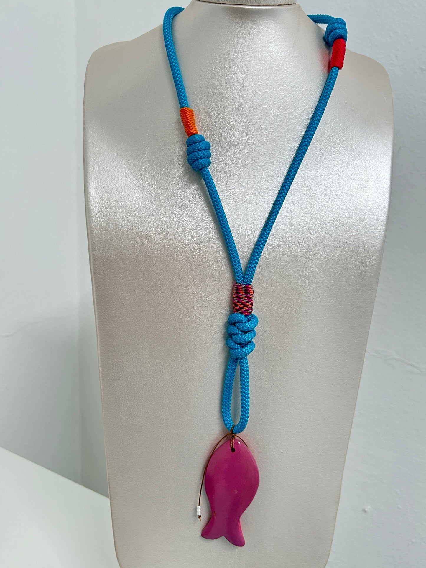 Collar azul con pez rosa