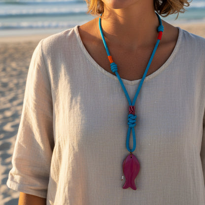 Collar azul con pez rosa