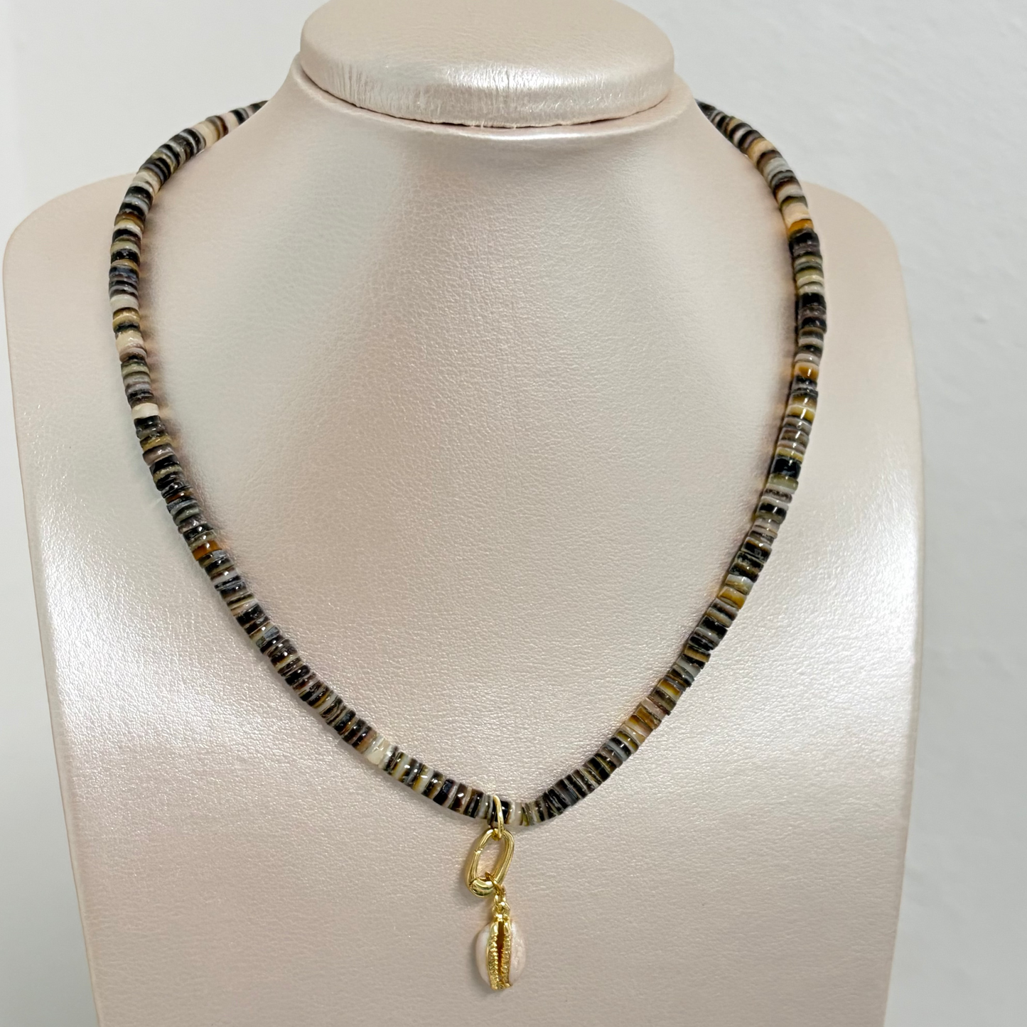 Collar con charm shell en perla