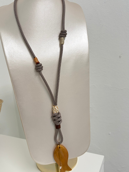 Collar gris con pez dorado