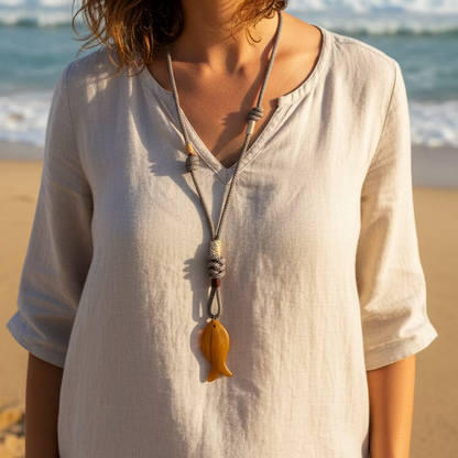 Collar gris con pez dorado