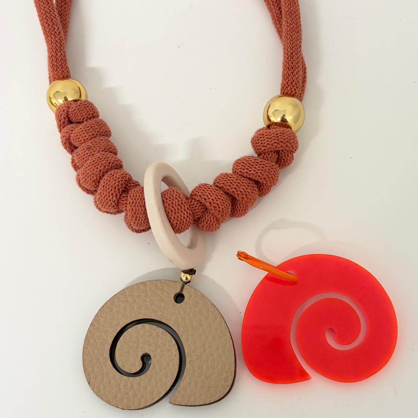 Collar caracol sereno ( (Incluye 1 charm uso diario + 1  waterproof))