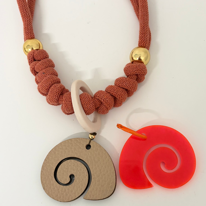 Collar caracol sereno ( (Incluye 1 charm uso diario + 1  waterproof))