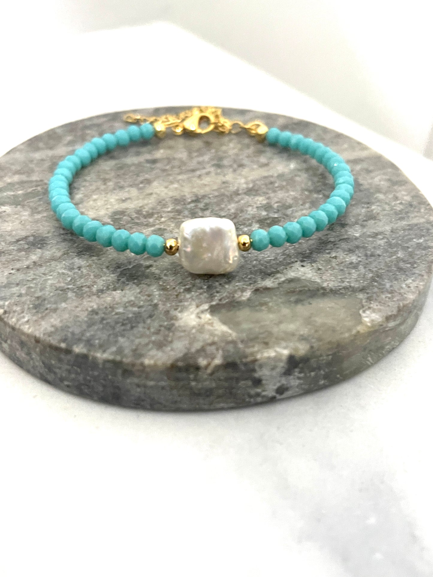Adjustable bracelet with freshwater pearl