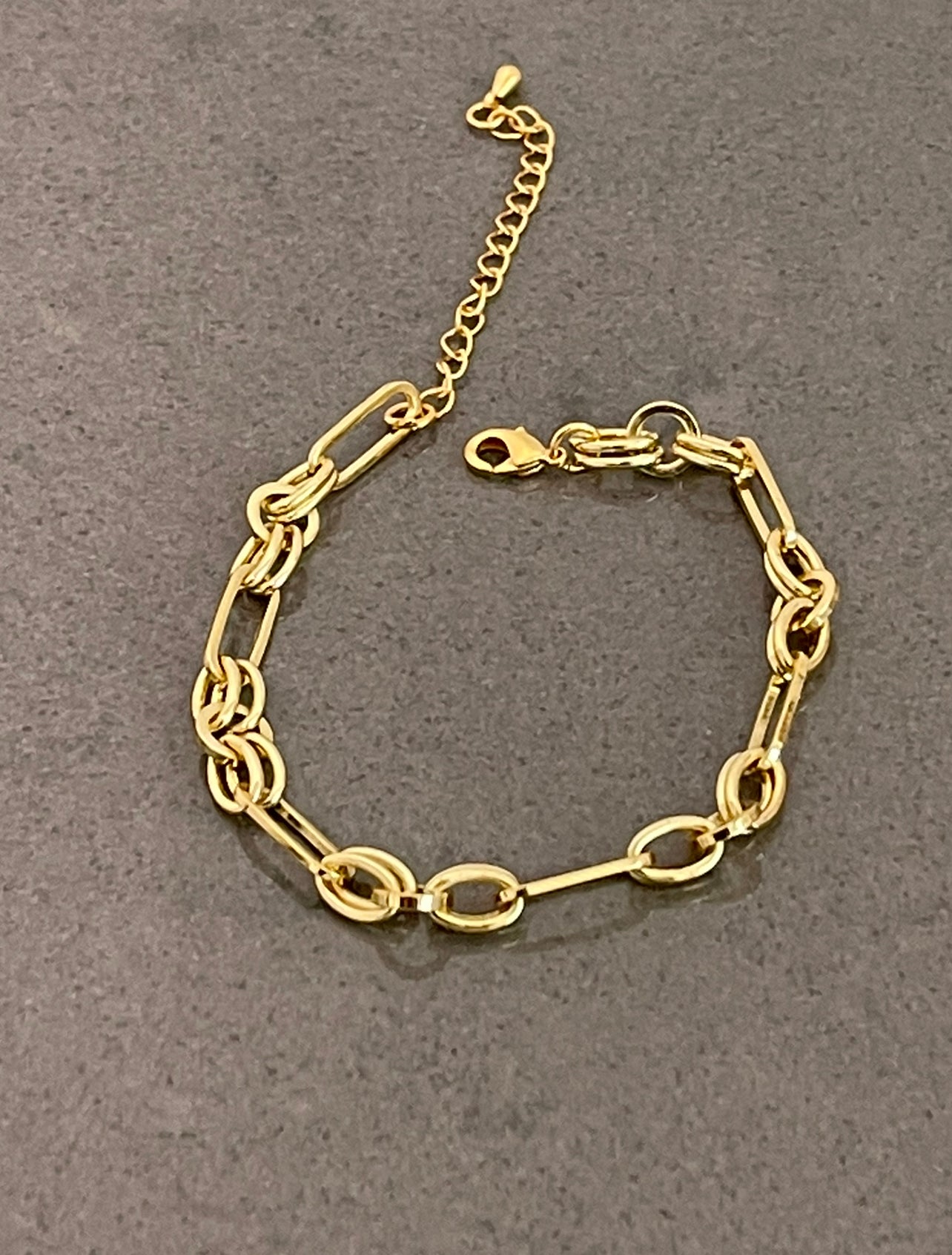 Adjustable bracelet with oval link