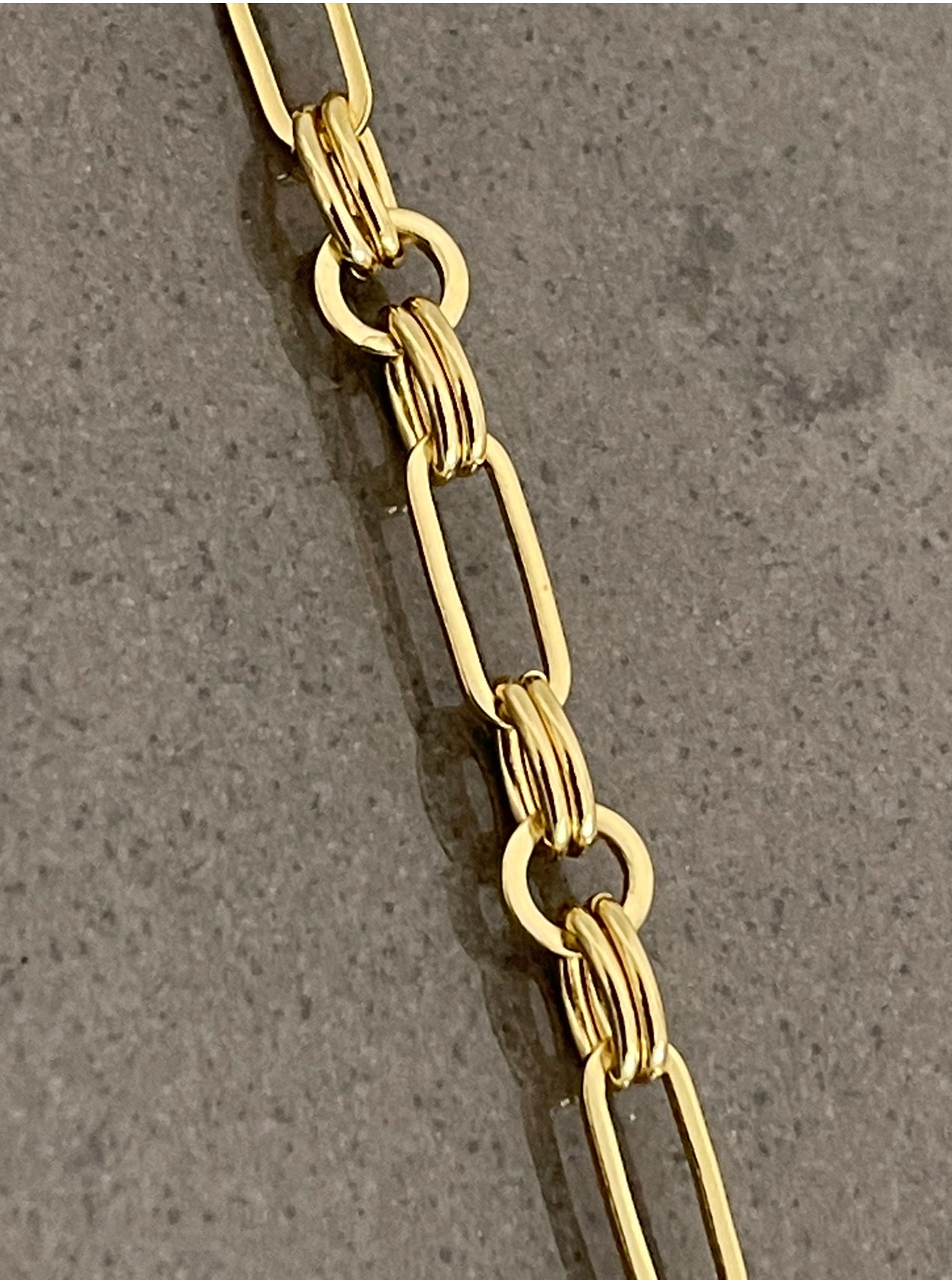 Adjustable bracelet with oval link