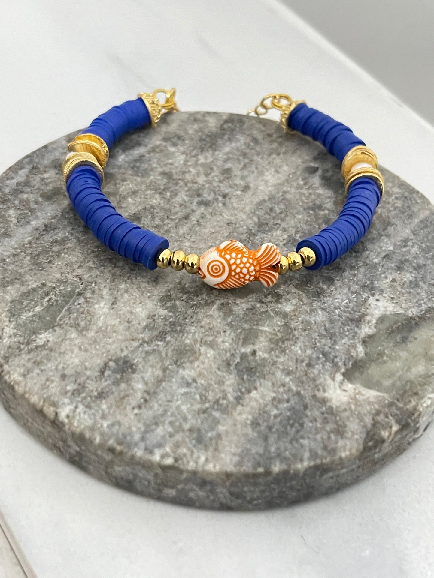 Adjustable bracelet with gold discs