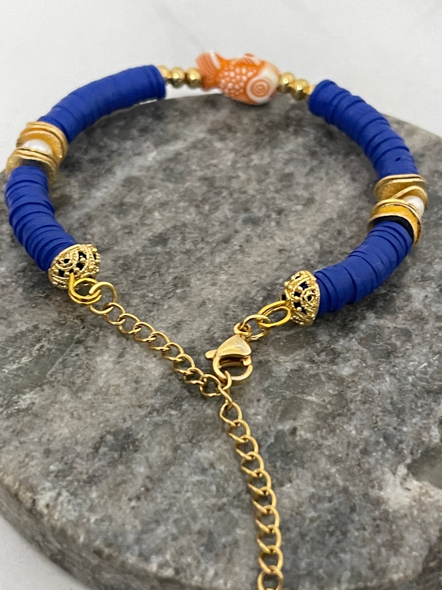 Adjustable bracelet with gold discs